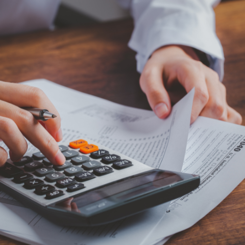 Imagen de manos, papeles y calculadora para Asesoria Fiscal